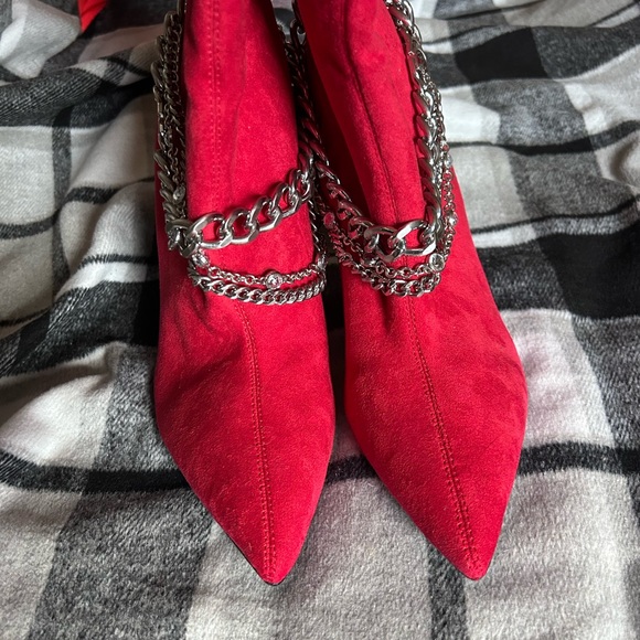 Guess Red Chain-Embellished Women's Boots. Size 7.5 - Picture 5 of 8